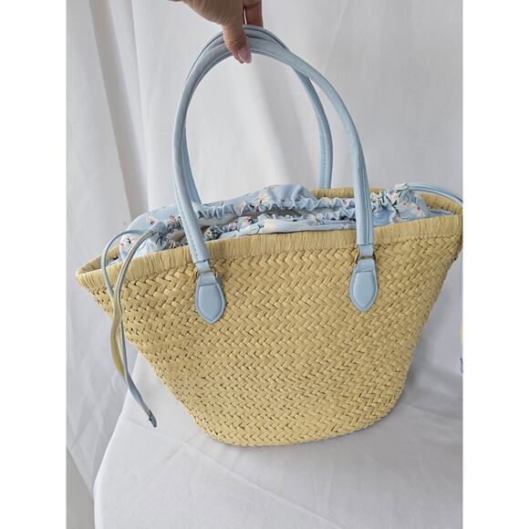 On 34th Isabellaa Straw Medium Drawstring Tote Strawberry/Blue Flower NWT - Picture 4 of 8